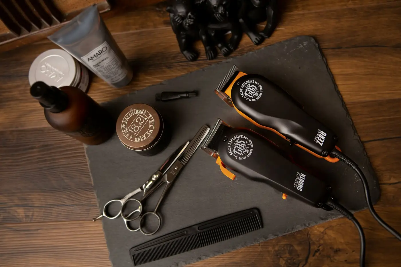 Clippers and scissors. Illustrative photo.