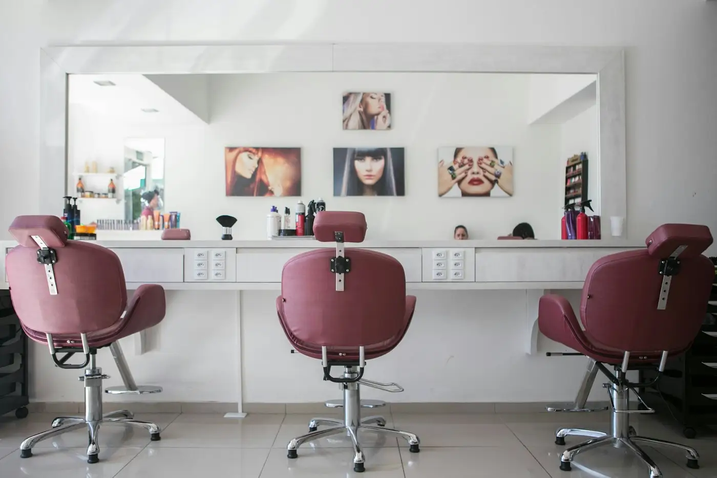 Styling chairs in front of a mirror. Illustrative photo.